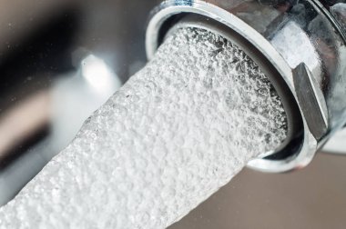 Bir musluktan gelen donmuş su akıntısı. S için Havacılık İşlemi