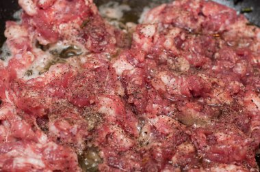 Karışık tavuk, domuz eti, dana eti ve hindi kıyması.