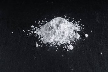 Beyaz spor beslenme tozu. Sporu artırmak için çözülebilir kreatin.