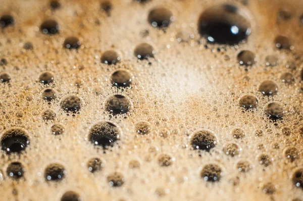 Espuma de burbuja de aire formada en café negro recién aromatizado . —  Fotos de Stock