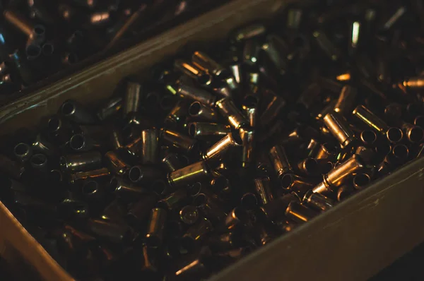 Uitgegeven kogels van klein kaliber. Cartridge magazijn in — Stockfoto