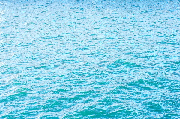 Fundo e textura do mar em azul com tons de verde a — Fotografia de Stock