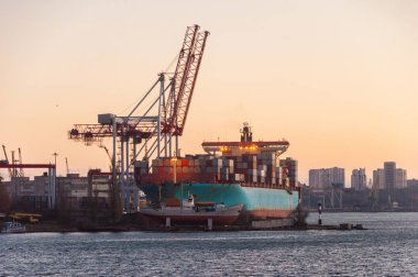 Çok büyük bir konteynır gemisi konteynırları yüklemek için yola çıktı.