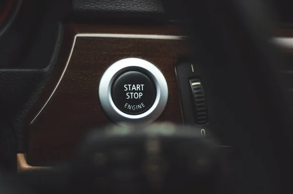 Spuštění automobilového motoru pomocí speciálního tlačítka start / stop — Stock fotografie