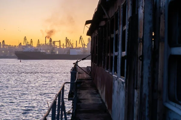 Active work of the port and other turbulent industry in the seap — Stock Photo, Image