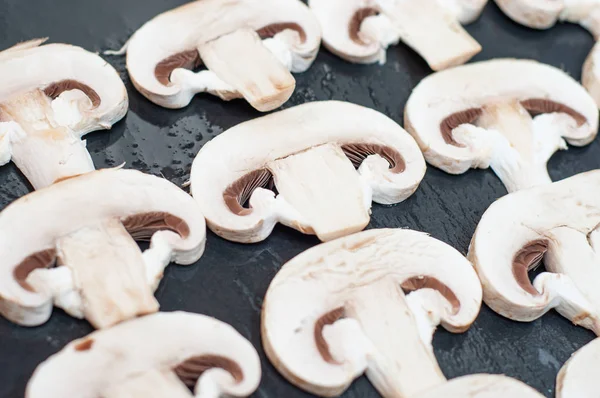 Porcini champignons worden in plakjes gesneden op een grijs stenen oppervlak. Bac — Stockfoto