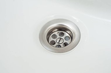 Temiz, parlak banyo gideri. Temizlik acentesi reklamı.