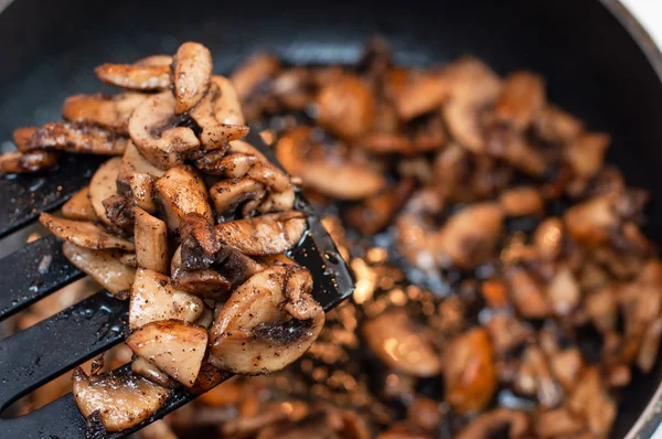 Sappige en verrukkelijke champignons op de keukenschouder — Stockfoto