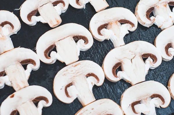 Porcini champignons worden in plakjes gesneden op een grijs stenen oppervlak. Bac — Stockfoto