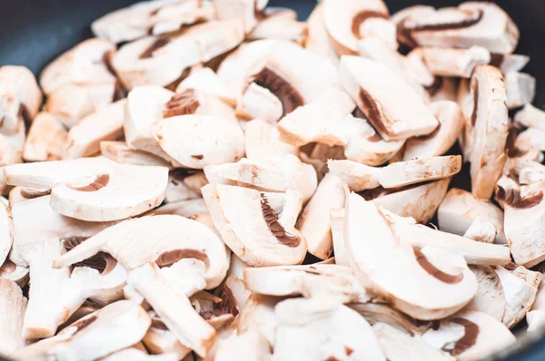香菇在加热锅的切片中被切碎了。 — 图库照片