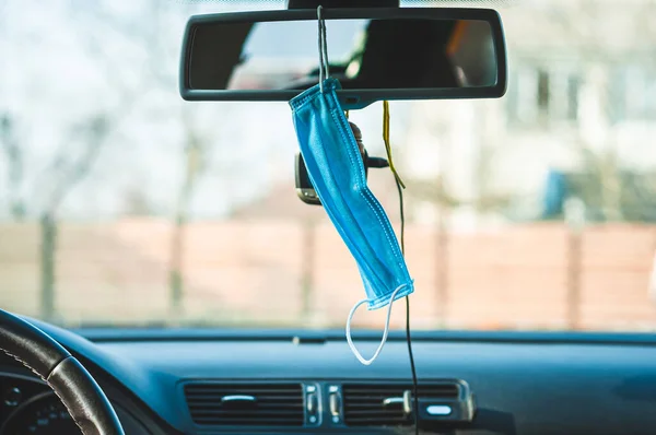 Синяя Медицинская Антибактериальная Маска Висит Салоне Автомобиля Зеркале Перед Dvr — стоковое фото