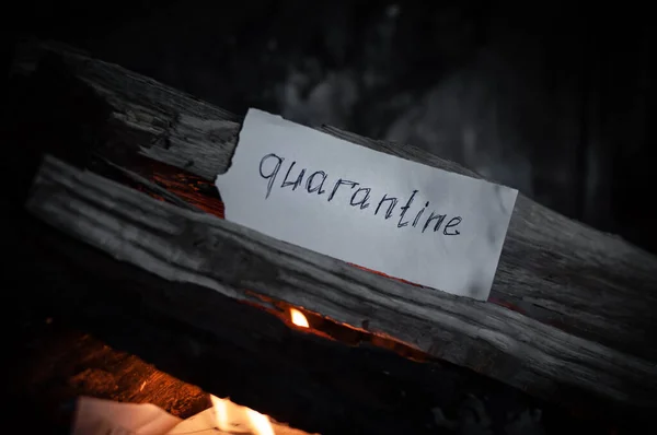 Cuvântul Carantină Este Scris Bucată Hârtie Situată Într Incendiu Fum — Fotografie, imagine de stoc