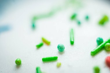 Pastaya çok renkli süsleme malzemesi..