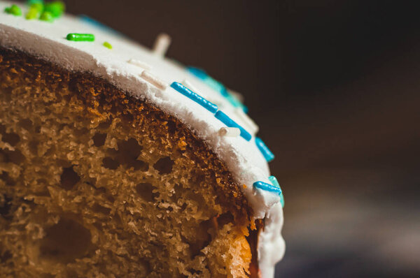The thickness of the layer of glaze and confectionery powder on Easter baking on a slice.