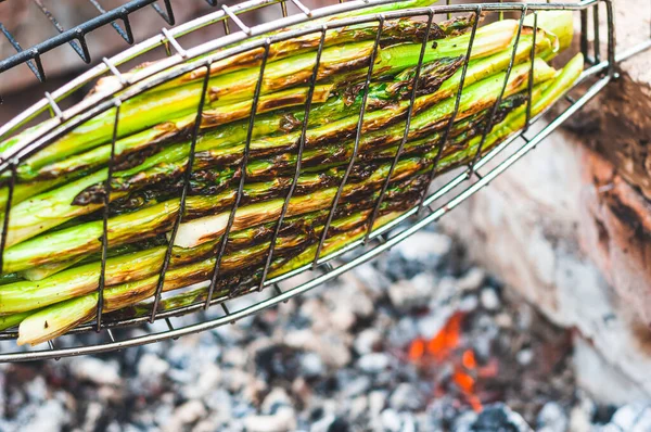 Tábortűz Grillezett Zöld Spárga Közelkép Egy Barbecue Háló — Stock Fotó