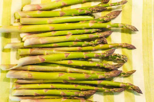 Zelfgekweekte Groene Asperges Liggen Een Gewassen Handdoek — Stockfoto