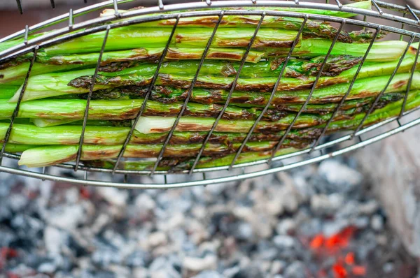 Μαγειρεύοντας Πράσινα Σπαράγγια Ένα Πλέγμα Μια Φωτιά Στον Καπνό — Φωτογραφία Αρχείου