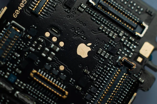 Kiev, Ukrayna - 6 Mayıs 2020: Birinci nesil iPhone ses anakartının yakın çekimi. İşlenmiş altın elma.