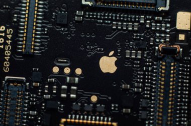Kiev, Ukrayna - 6 Mayıs 2020: iPhone se anakartında altın bir elma resmi. Döngü bağlantıları kopmuş. Yakın çekim, makro çekim..