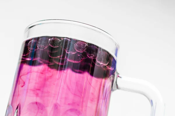 白底透明玻璃杯中结冰的蓝莓 — 图库照片