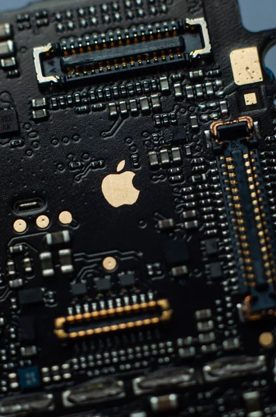 Kiev, Ukrayna - 6 Mayıs 2020: iPhone se anakartında altın bir elma resmi. Döngü bağlantıları kopmuş. Yakın çekim, makro çekim..