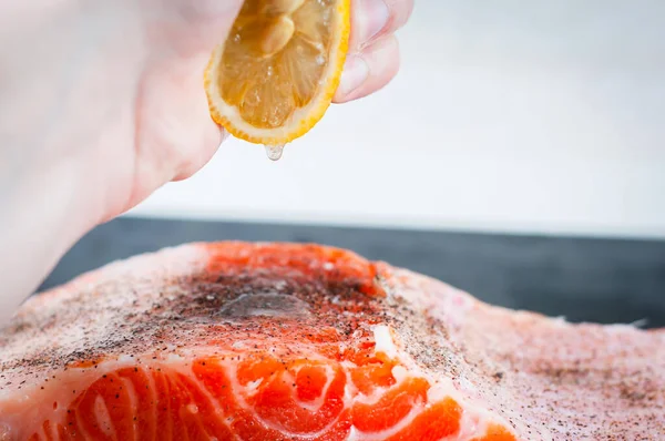 Baharatlı Limonlu Kırmızı Balık Pişiriyorum — Stok fotoğraf