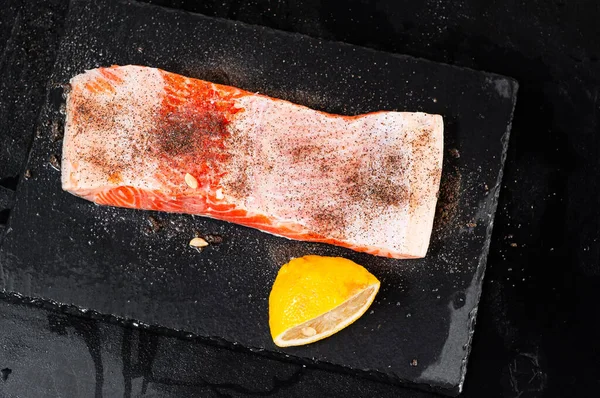 Zalmfilet Smaak Gebracht Met Peper Zout Ligt Naast Geperste Citroen — Stockfoto