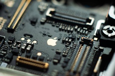 Kiev, Ukrayna - 6 Mayıs 2020: Apple iphone se 'nin merkez panosunun yakın plan görüntüsü. Altın Elma. Servis onarımı.