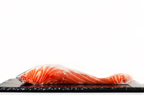 Helft Van Een Verse Rode Vis Steak Closeup Ligt Een — Stockfoto