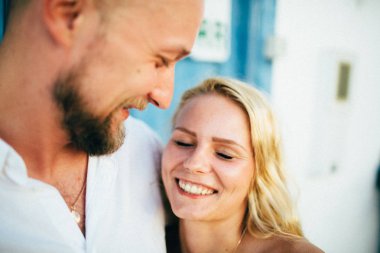 mutlu çift kucaklayan