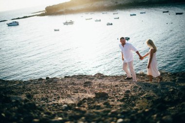 sahil üzerinde yürüme Çift