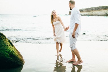 sahil üzerinde eğleniyor Çift