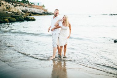 sahil üzerinde eğleniyor Çift