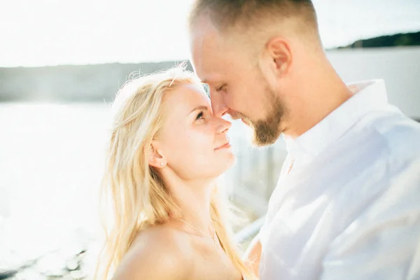 Glückliches Paar umarmt sich — Stockfoto