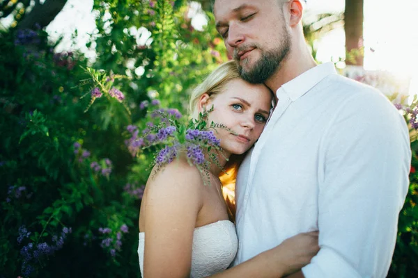 Zartes Paar umarmt sich — Stockfoto