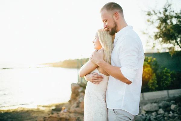 海岸のガール フレンドを抱き締める男 — ストック写真