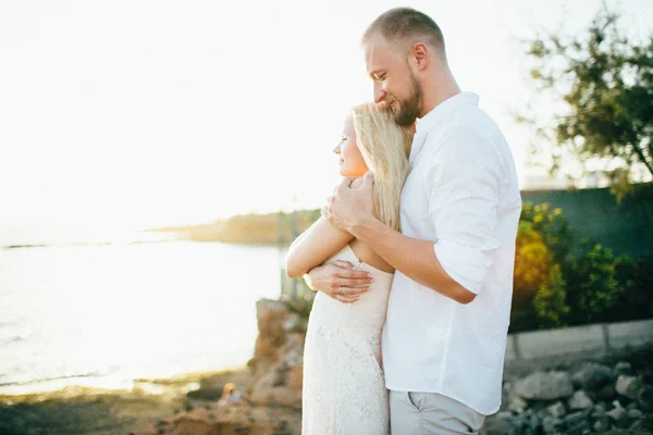 Man kramas flickvän på havsstranden — Stockfoto