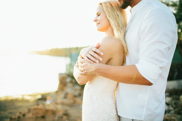 海岸のガール フレンドを抱き締める男 — ストック写真