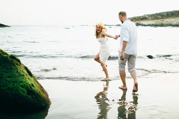 sahil üzerinde eğleniyor Çift