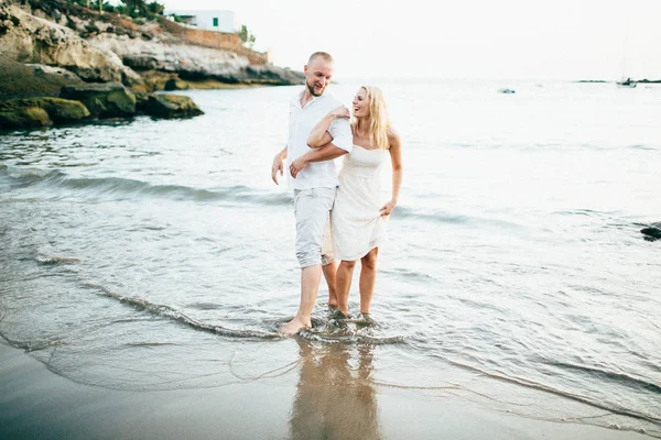 sahil üzerinde eğleniyor Çift