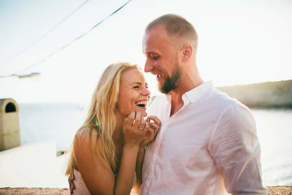 Feliz pareja joven —  Fotos de Stock