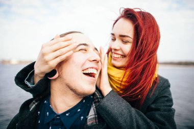 Mutlu çift kucaklaşması