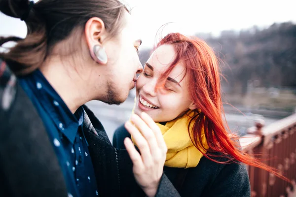 Zartes Paar küsst sich lizenzfreie Stockfotos