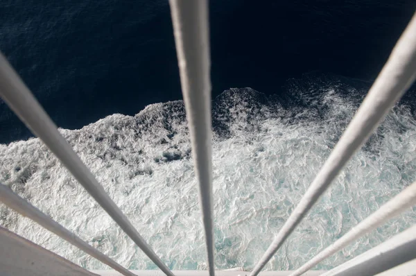 Detay, okyanus manzarası ile feribot tekne