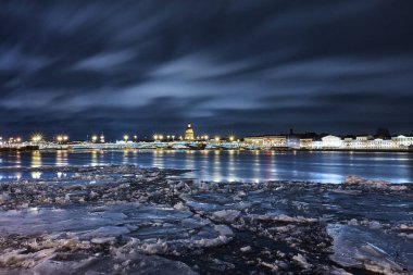 Gece şehir ve nehir
