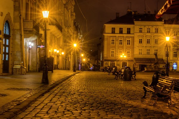 La plaza central de la noche de la ciudad de Lviv — Foto de Stock