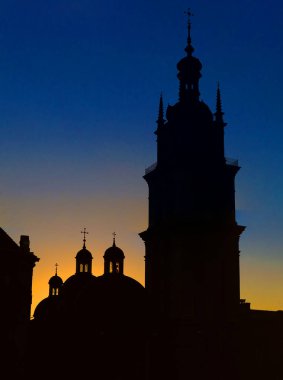 Lviv gece şehir silüeti