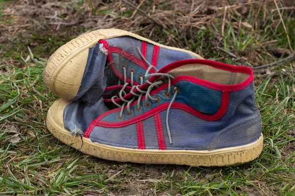 Stare obuwie buty sportowe — Zdjęcie stockowe