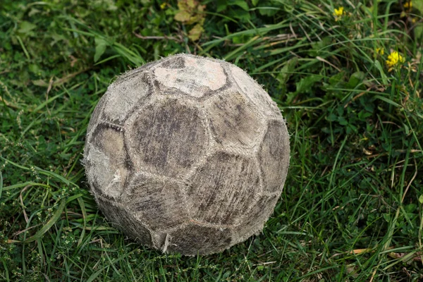 Vieux Ballon Foot Dans Herbe — Photo
