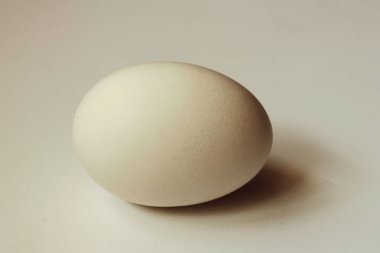 Beyaz yumurtaların beyaz arkaplanda yakın plan fotoğrafı.